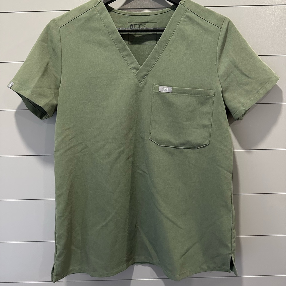 FIGS Catarina One Pocket Scrub Top in Moss